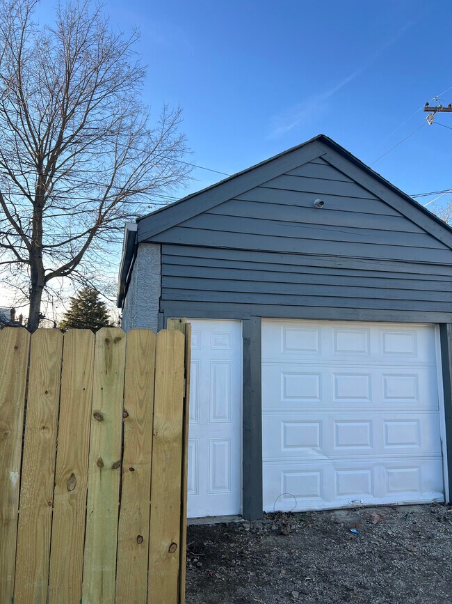 Building Photo - 638 E Mithoff St