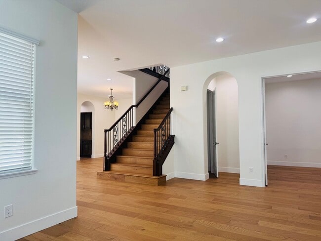 Building Photo - Luxury Rental in Village at the Park