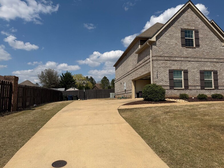 Building Photo - Beautiful 5 Bedroom Home in The Cotswolds