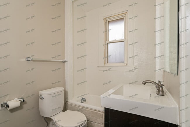 Building Photo - 2528 Leslie Ave