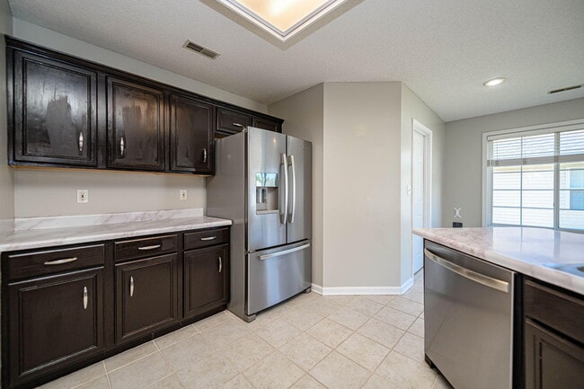 Building Photo - 709 Campusview Dr