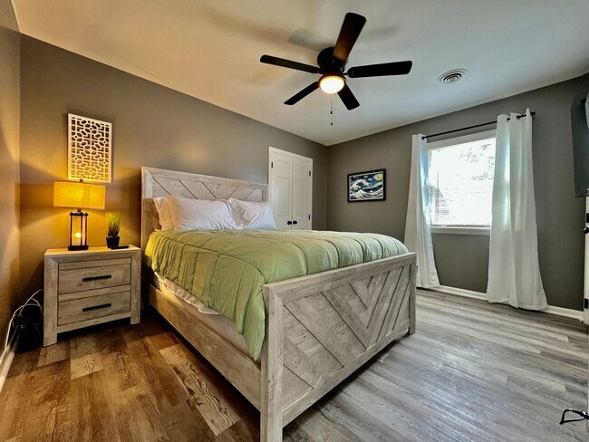 Building Photo - Fully furnished apartment with all utilities and High-speed internet included