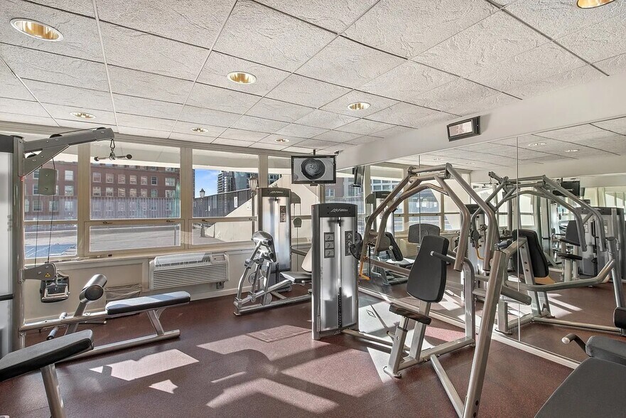 Building Photo - 111 E Chestnut St