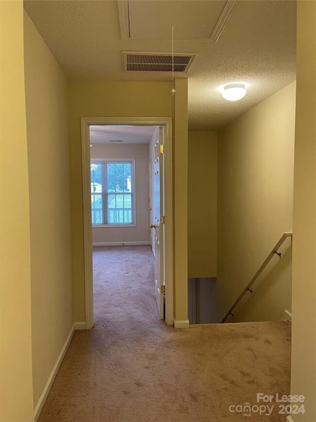 Building Photo - Spacious 2BR 2BA Townhome In Prime Location!
