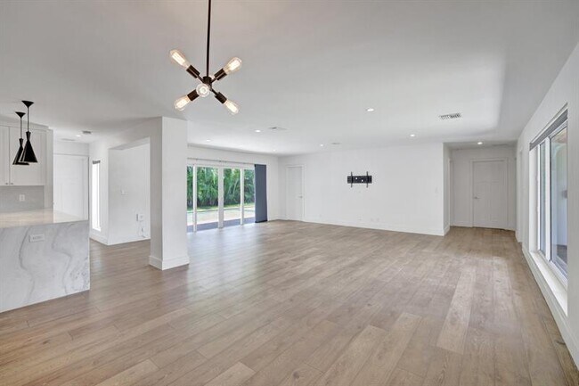 Building Photo - 2141 NE 62nd Ct
