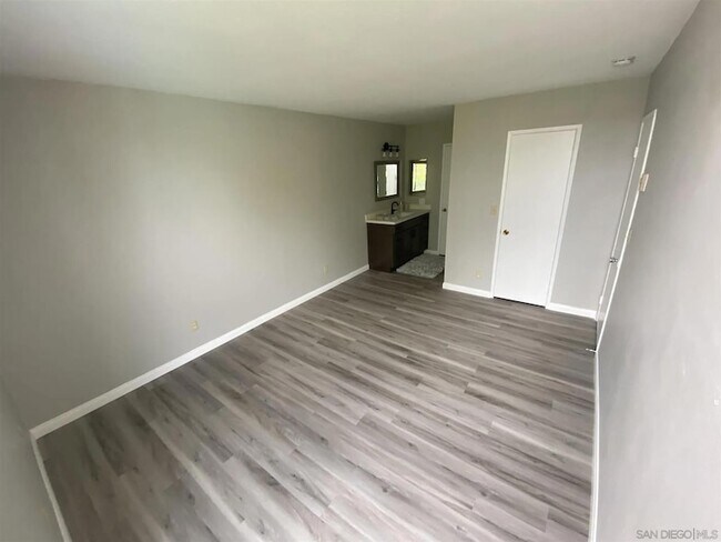 Building Photo - 6930 Hyde Park Dr