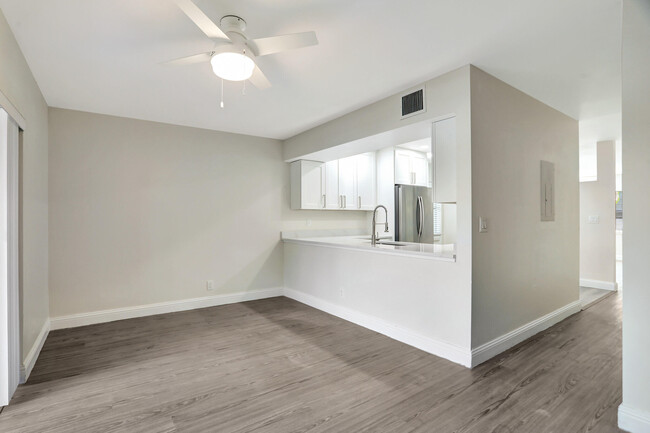 Building Photo - 9775 Riverside Dr