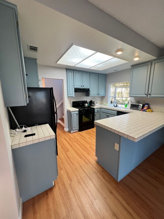 Building Photo - West Ventura - Gorgeous updated three bedroom, 2.5 bath home in Brock Hills