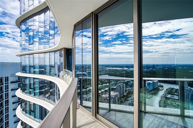 Building Photo - 15701 Collins Ave