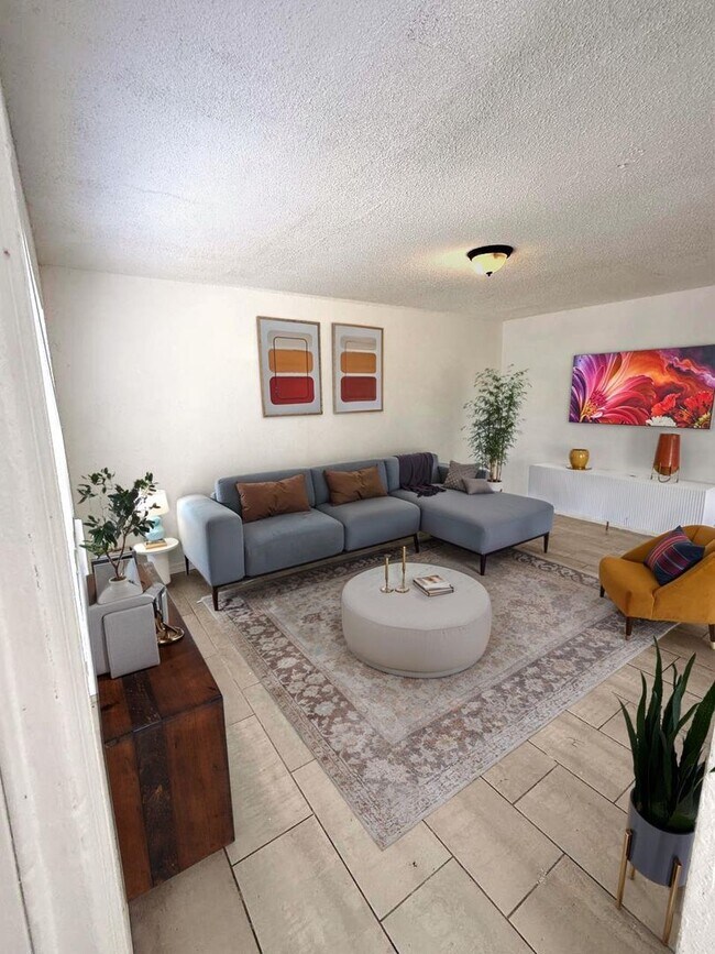 Building Photo - 2nd St