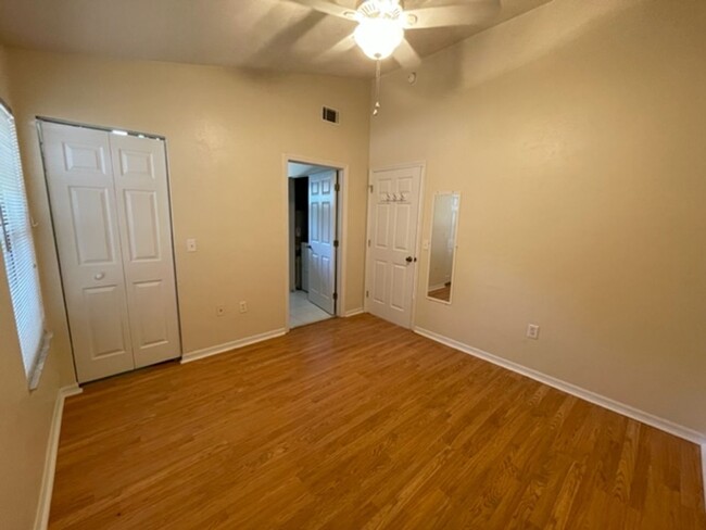 Building Photo - Spacious 1 Bedroom, 1 Bathroom Duplex