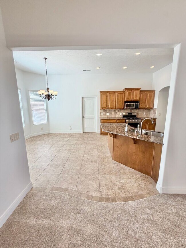 Building Photo - 988 E Silver Falls Dr