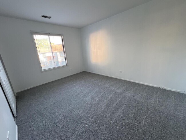 Building Photo - 867 E Carriage Ln