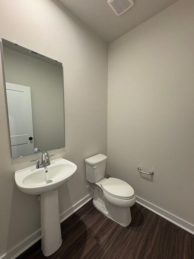 Building Photo - Beautiful End Unit Townhome in Griffith Lakes