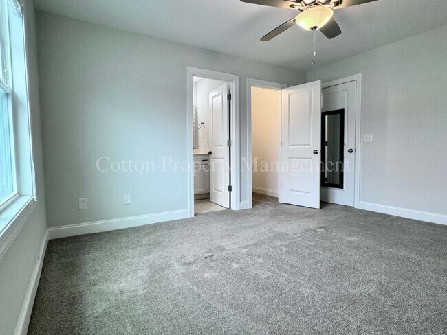 Building Photo - 4732 Siddons Dr