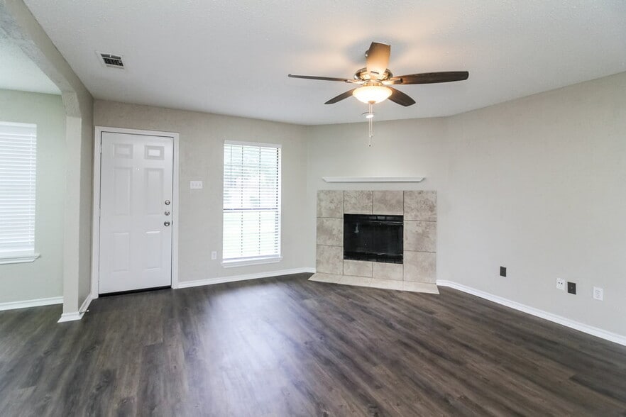 Building Photo - 834 Green Pastures Dr