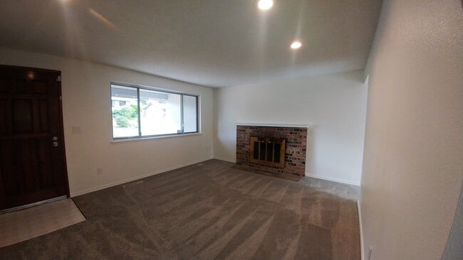 Building Photo - Newly Renovated 3 Bedroom Rambler w/ bonus room!!