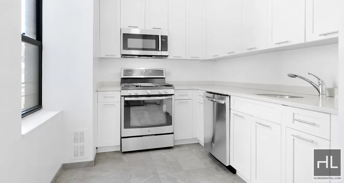 Building Photo - no fee 3 bedroom 2 bathroom with laundry -...