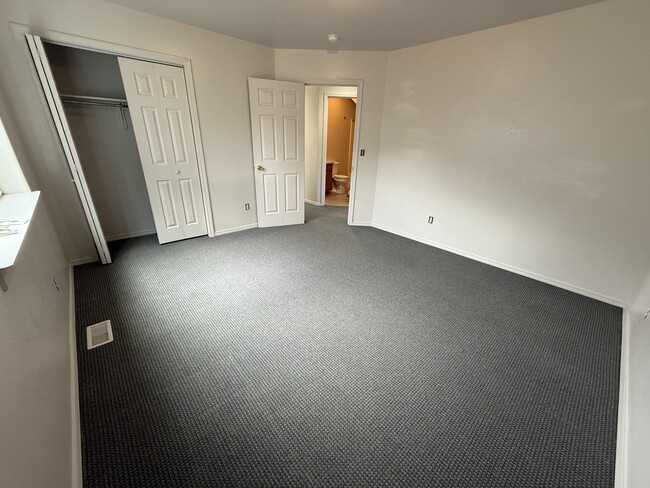 Building Photo - 913 Cardinal Dr