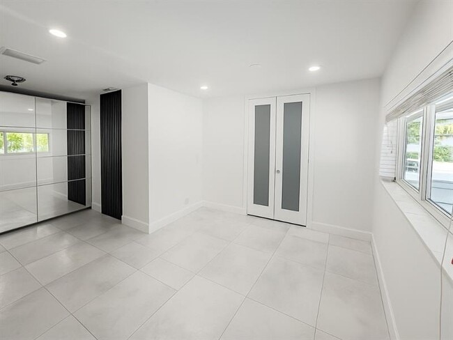 Building Photo - 751 Hollywood Blvd