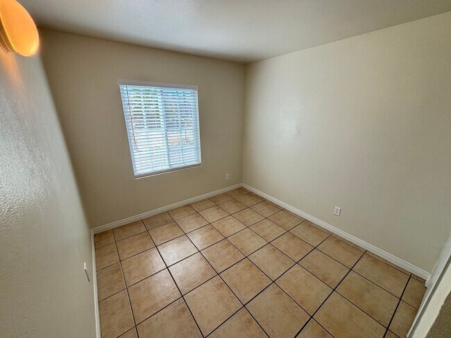 Building Photo - Charming 3BED/1BATH apartment located in N...