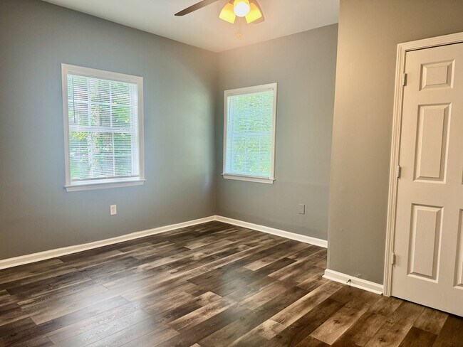 Building Photo - 4bedroom with Master on the Main!