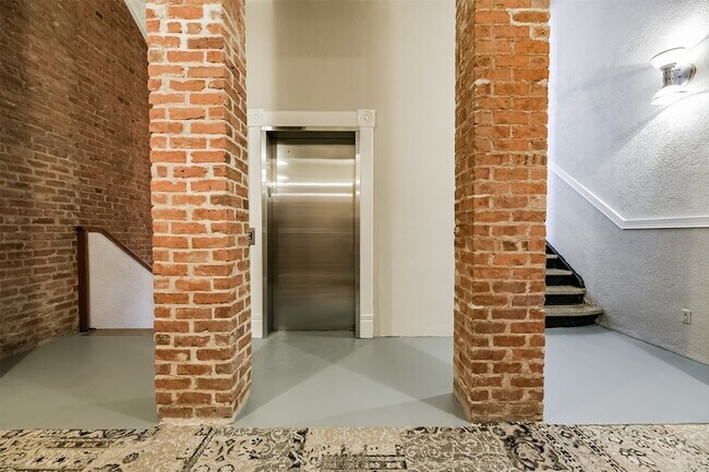 Building Photo - 525 22nd St