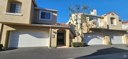 Building Photo - Tustin 2 Bed 2 Bath Home - Wood Floors - C...