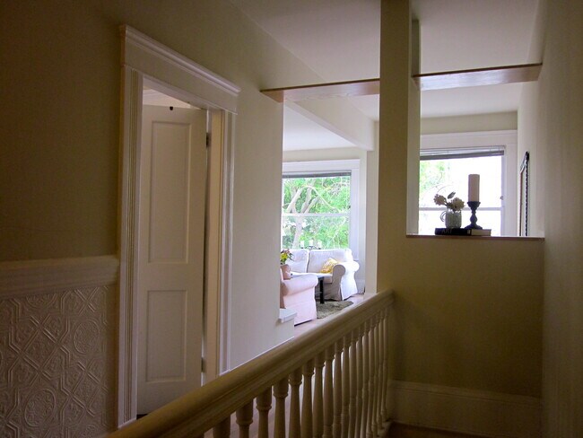 Building Photo - Stunning large Classic Pacific Heights Flat with lots of light, hardwood floors, washer/dryer, gr...
