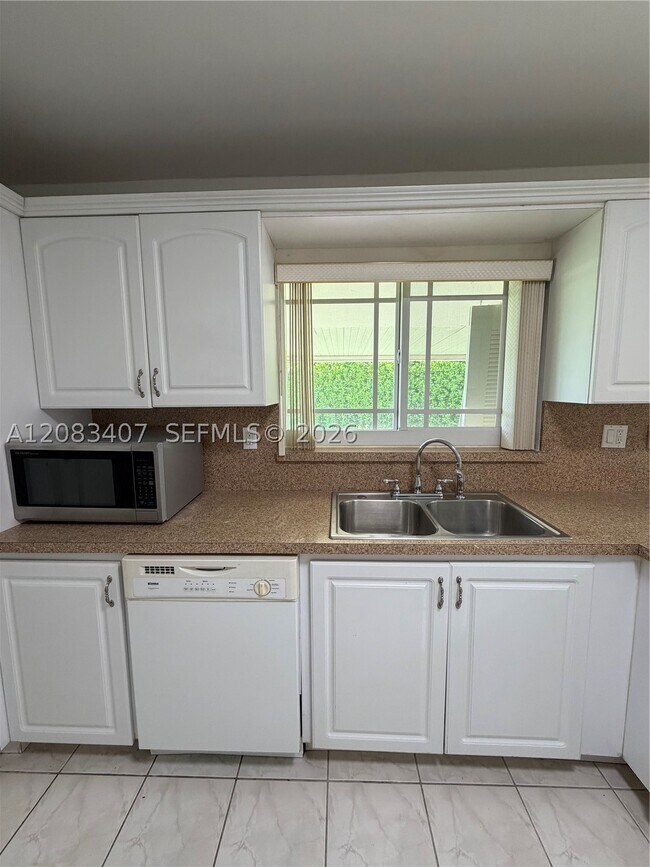 Building Photo - 1731 SW 103rd Ave