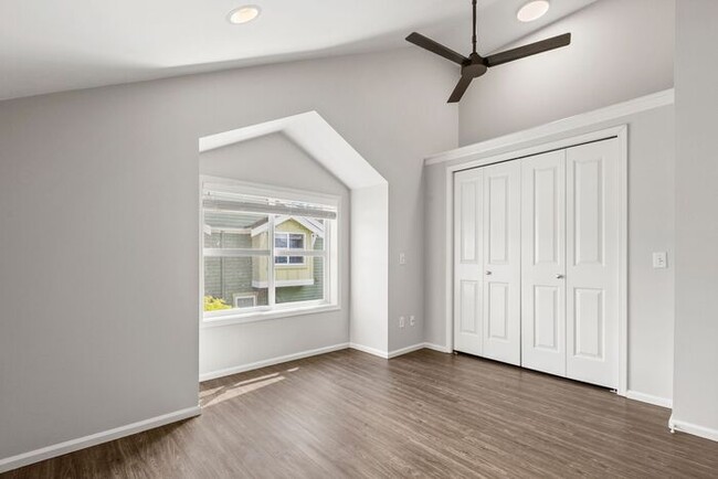 Building Photo - Charming AIR CONDITIONED Alki Townhome