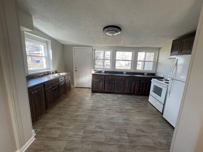 Building Photo - 2 Bedroom 1 Bath