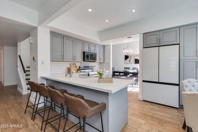 Building Photo - 2119 E New Bedford Dr