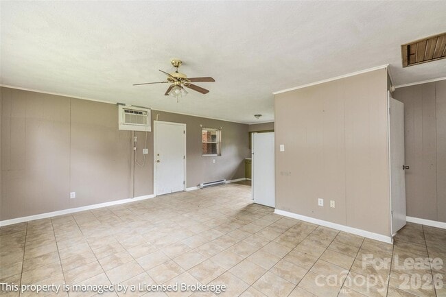 Building Photo - 219 Roslyn Rd