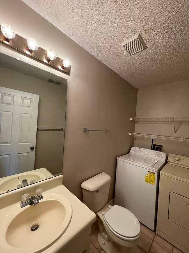 Building Photo - Briarwood West