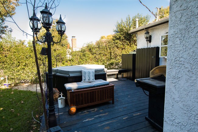 Building Photo - 5711 Rhea Ave