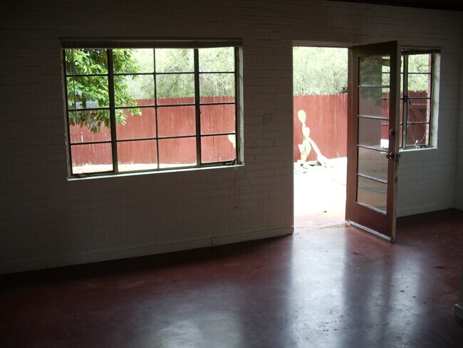 Building Photo - 1337 E 9th St