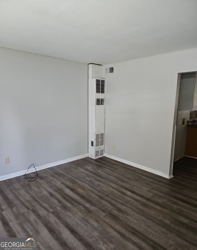 Building Photo - 6494 Lower Dixie Lake Rd