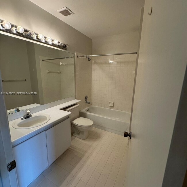 Building Photo - 549 Racquet Club Rd