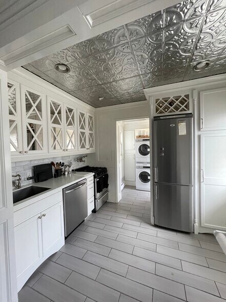 Unit 2 - 111 E 10th St