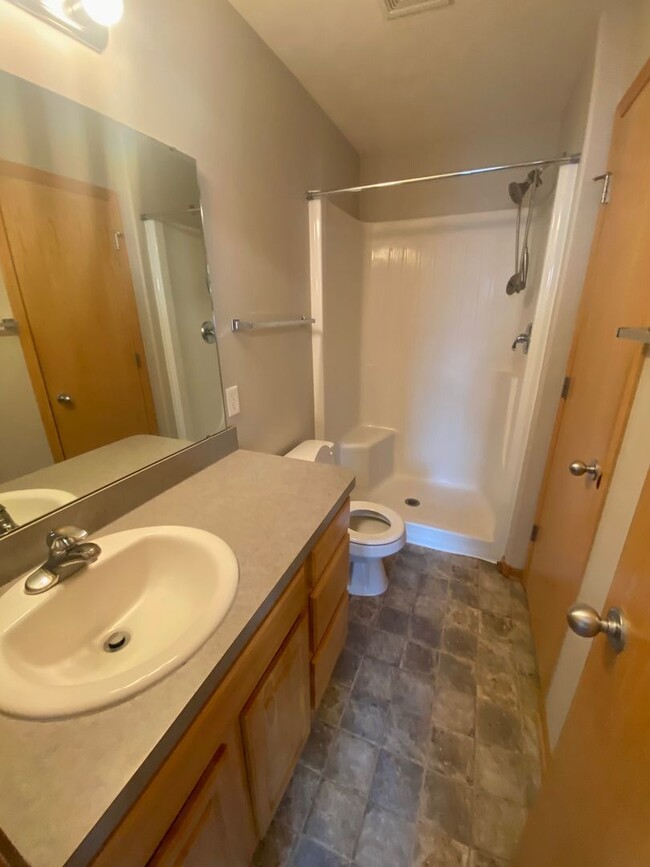 Building Photo - 3 Bedroom and 3 Bathroom Duplex. Available...