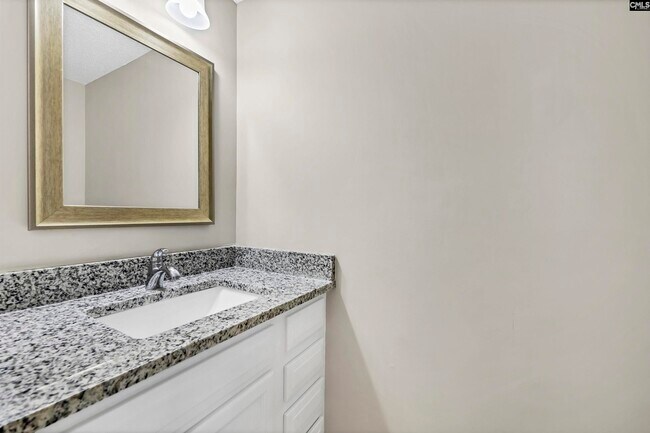 Building Photo - 605 N Donar Dr