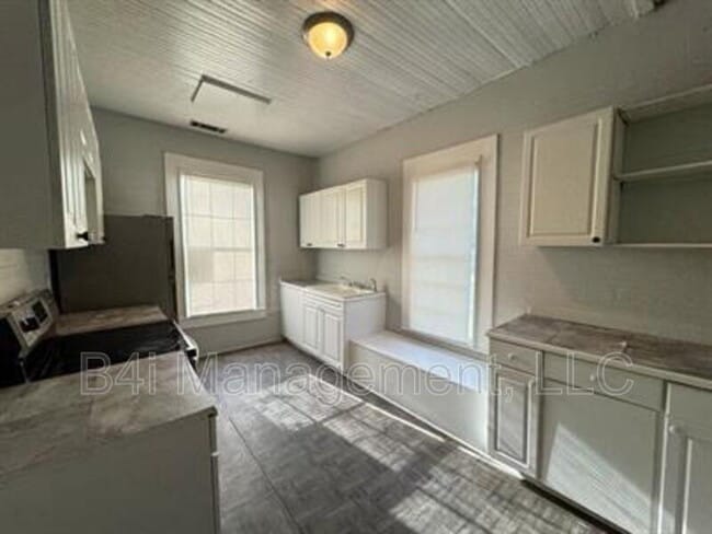 Building Photo - 306 Veazey St