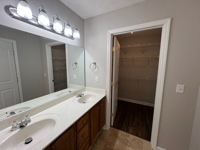 Building Photo - Spacious 4 Bedroom 2.5 Bath Available Now!