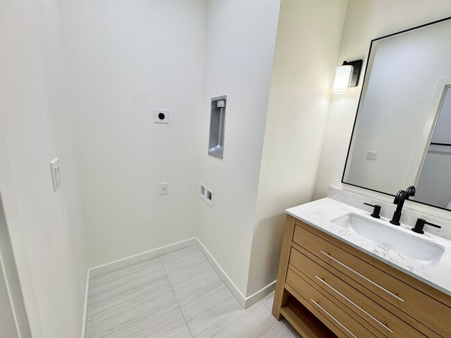 Building Photo - *1 MONTH FREE RENT* A 2bd/2bath Modern Tow...