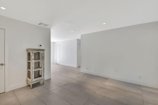 Building Photo - 2894 Florida Blvd