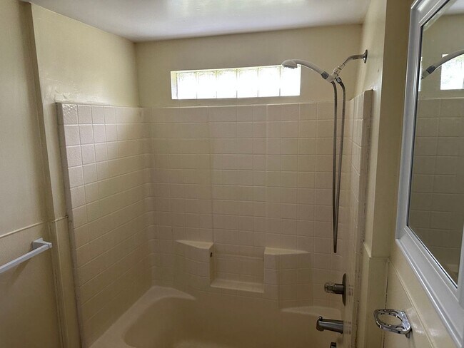 Building Photo - 523 Hilltop Dr