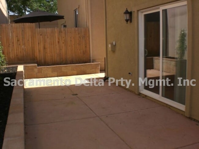 Building Photo - Beautiful 3 bedroom 2.5 bath in Folsom