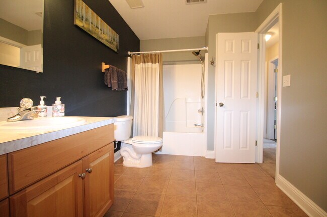 Building Photo - Spacious 3 Bedroom Home in Fort Walton Beach