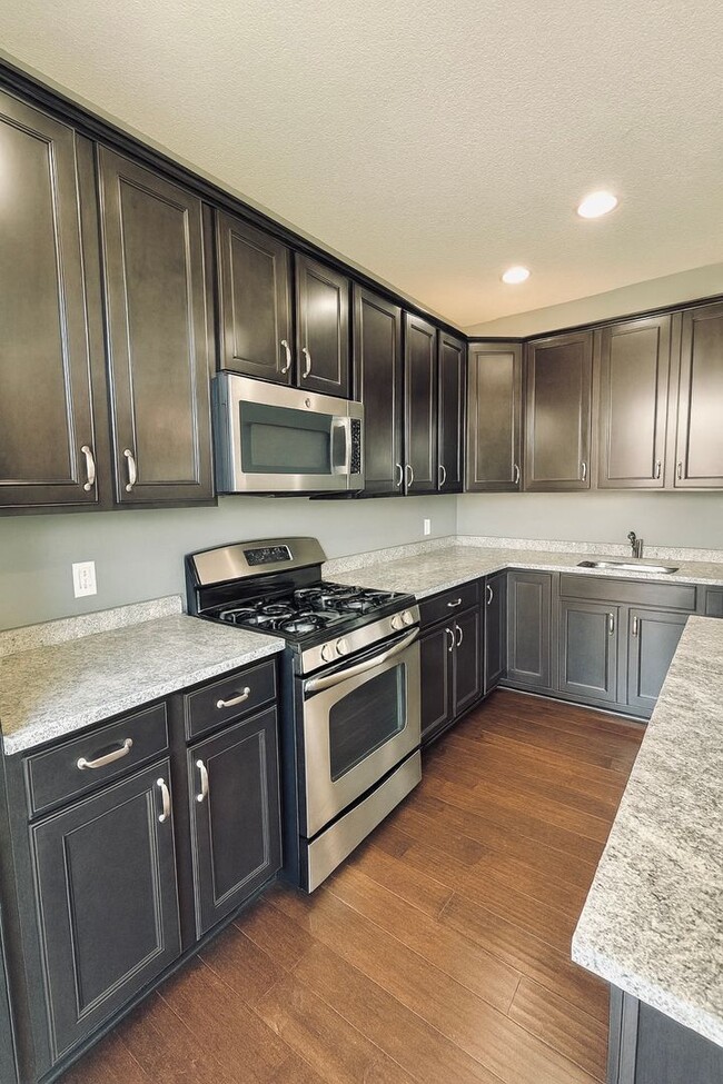 Building Photo - Updated 4bed/3bath Townhome in Prime Maple...